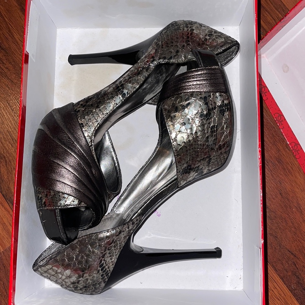 Guess Holbrook Open toe pump